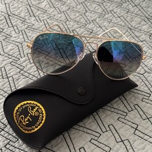 Ray-Ban RB3025 Aviator
Sunglasses Gold Frame Glass
Gradient Blue Lens 58 mm